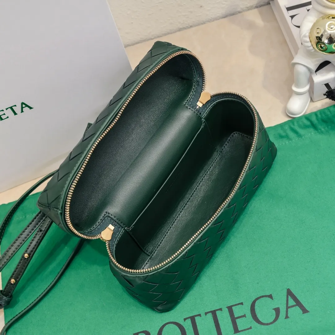 Batch 1360 Bottega Veneta 24 spring and summer woven zipper crossbody bag. A crossbody bag that can be used as a cosmetic bag. The exquisite weaving and compact body are an indispensable accessory for the upcoming summer. The double zipper also better protects the bag. It has a large capacity. If you like it, don’t miss it. Style number: 9109 Size: 22*12.5*5cm